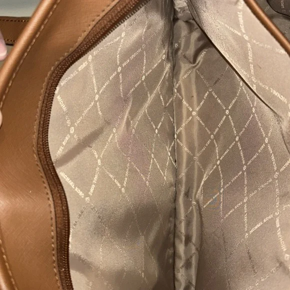 MK Lg MF TZ TOTE Sandy Vanilla/ LUGG